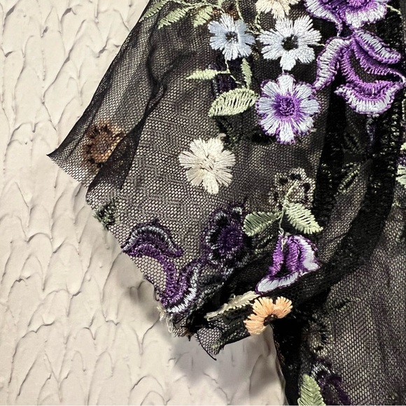 Kimchi Blue Urban Outfitters Black Sheer Embroidered Floral top size small - Picture 7 of 11